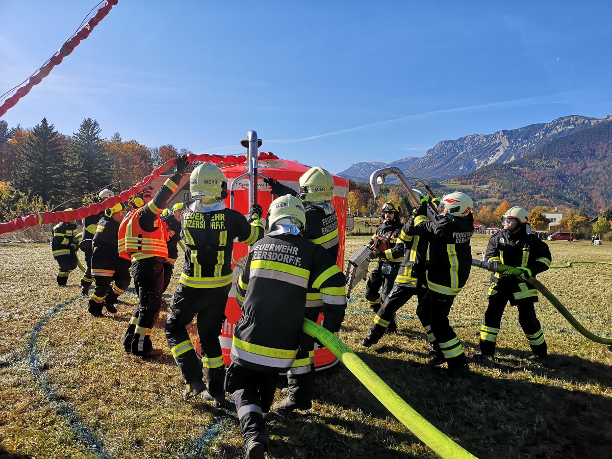 Am Freitag dem 29. Oktober unterstütze ein KHD-Zug des Bezirks Bruck an der Leitha die Waldbrandbekämpfung in Hirschwang an der Rax. Dabei waren wir mit Feuerwehrleuten aus Gramatneusiedl, Rauchenwarth, Fischamend und Leopoldsdorf vertreten. #waldbrand #rax