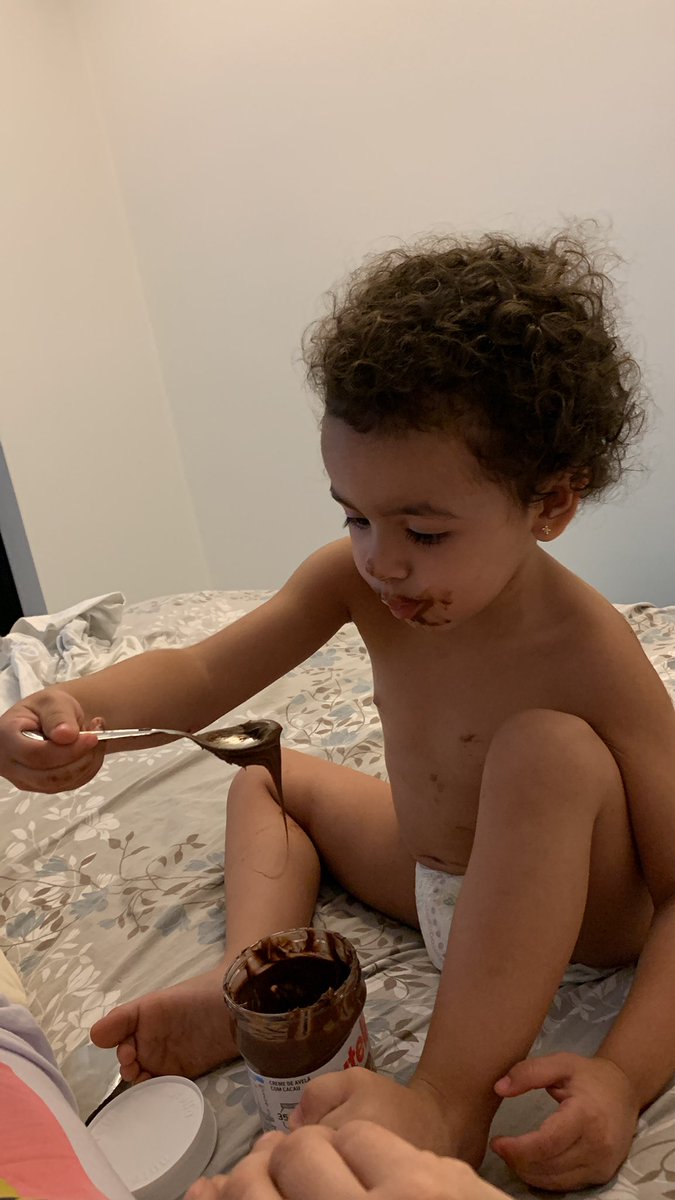 AlanSobrinho's tweet photo. Uma criança comendo chocolate não quer guerra com ninguém! https://t.co/P4udOJBBuk