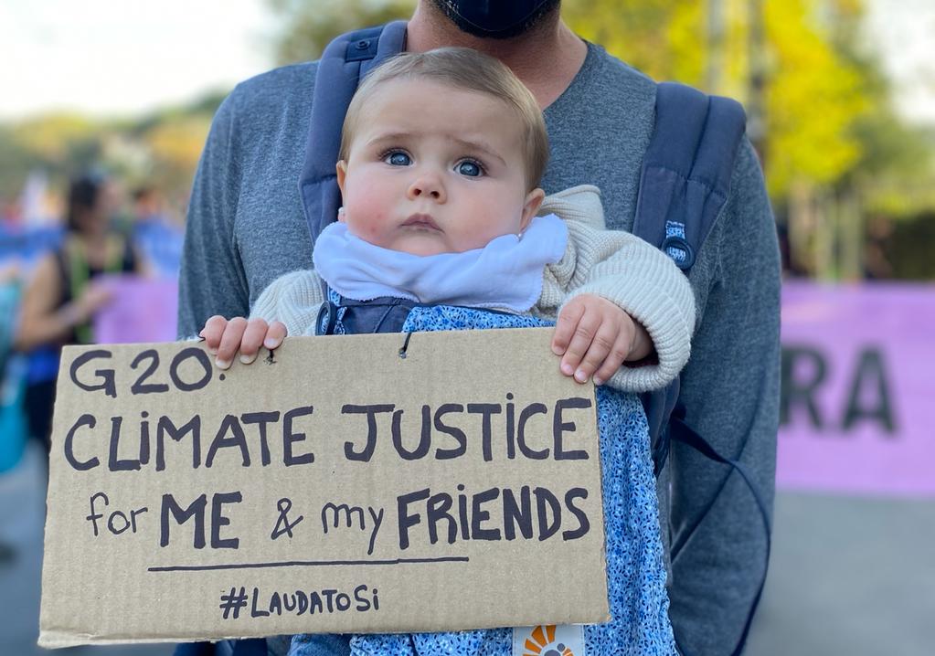 My 6-month-old Isabella has a message for Biden, Draghi &amp; #G20 leaders visiting us (in today's huge #FridaysForFuture march in Rome)