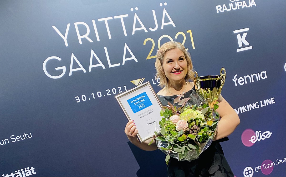 VSyrittajat's tweet photo. Varsinais-Suomen Yrittäjät palkitsivat gaalassa Auran kehittämisjohtaja Anna-Mari Alkion Vuoden elinvoiman edistäjä 2021 -palkinnolla. Onnea! 💎
#yrittäjät #yrittäjägaala @AnskiAa https://t.co/k6eAXqbGqG