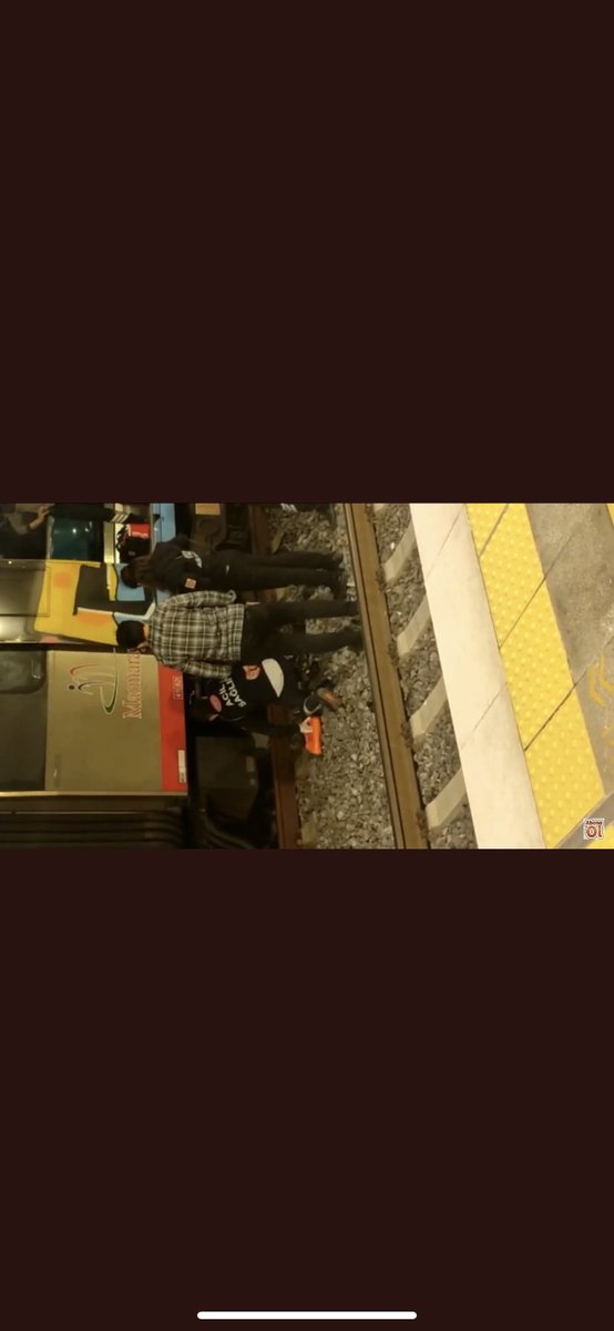 ahswopaks's tweet photo. Bugun bostancida bir erkek genc intihar etti kimse neden nasil? Ne derdi vardir demedi aksatmanin hesabini sordu #marmaray https://t.co/tfSdVXTbtu