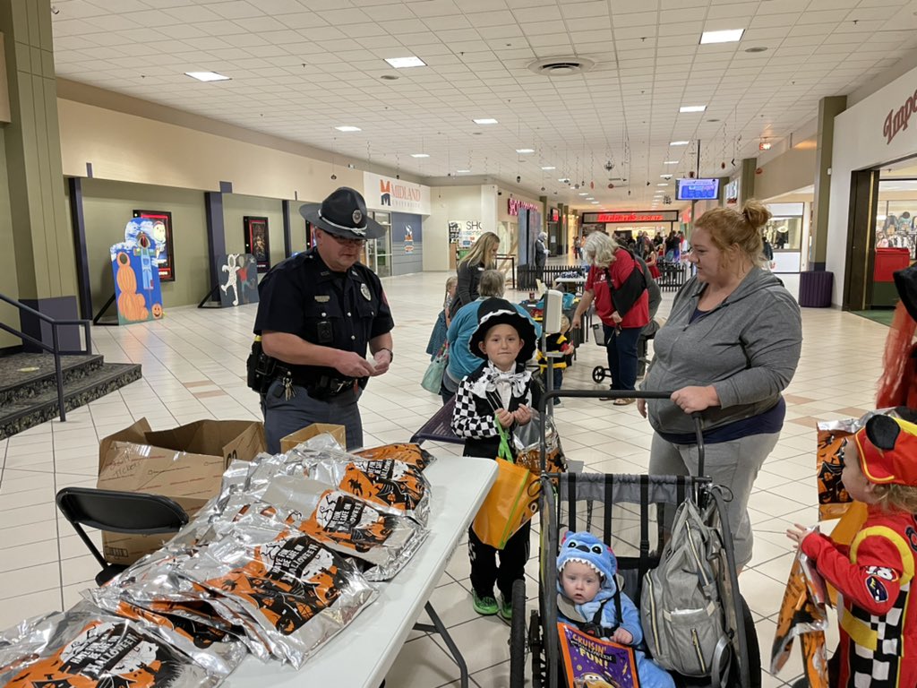 We are out at the BOO-tacular Bash at the Fremont Mall talking Halloween safety!!! #HalloweenSafety #CommunityPolicing @NSP_TroopA @DodgeCosoNE