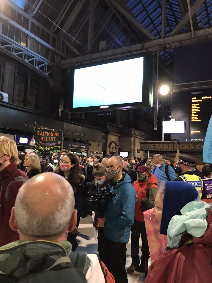 Ggow_COP's tweet photo. A BIG welcome to Glasgow to everyone on the #RailToCOP
Looking forward to supporting you over the next few weeks yo in Glasgow ✊
#RisingClyde https://t.co/U1m3hfbSsH