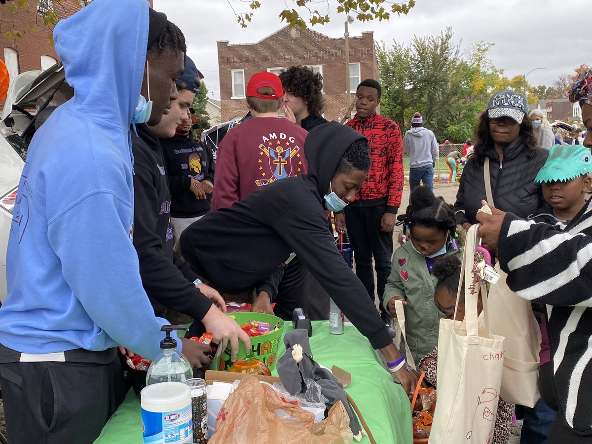 DeSmetJesuitHS's tweet photo. Big #Thanks to our @DSJMinistry &amp; #BSU #Spartans for helping out w/ the #TrunkorTreat at St Matt’s in the #Ville today &amp; all our #Spartans who donated candy for today #Men4Others #AMDG #HappyHalloween https://t.co/Acm5OreZjL