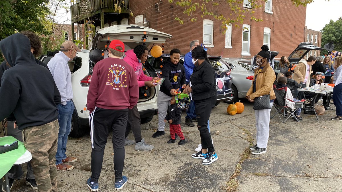 DeSmetJesuitHS's tweet photo. Big #Thanks to our @DSJMinistry &amp; #BSU #Spartans for helping out w/ the #TrunkorTreat at St Matt’s in the #Ville today &amp; all our #Spartans who donated candy for today #Men4Others #AMDG #HappyHalloween https://t.co/Acm5OreZjL