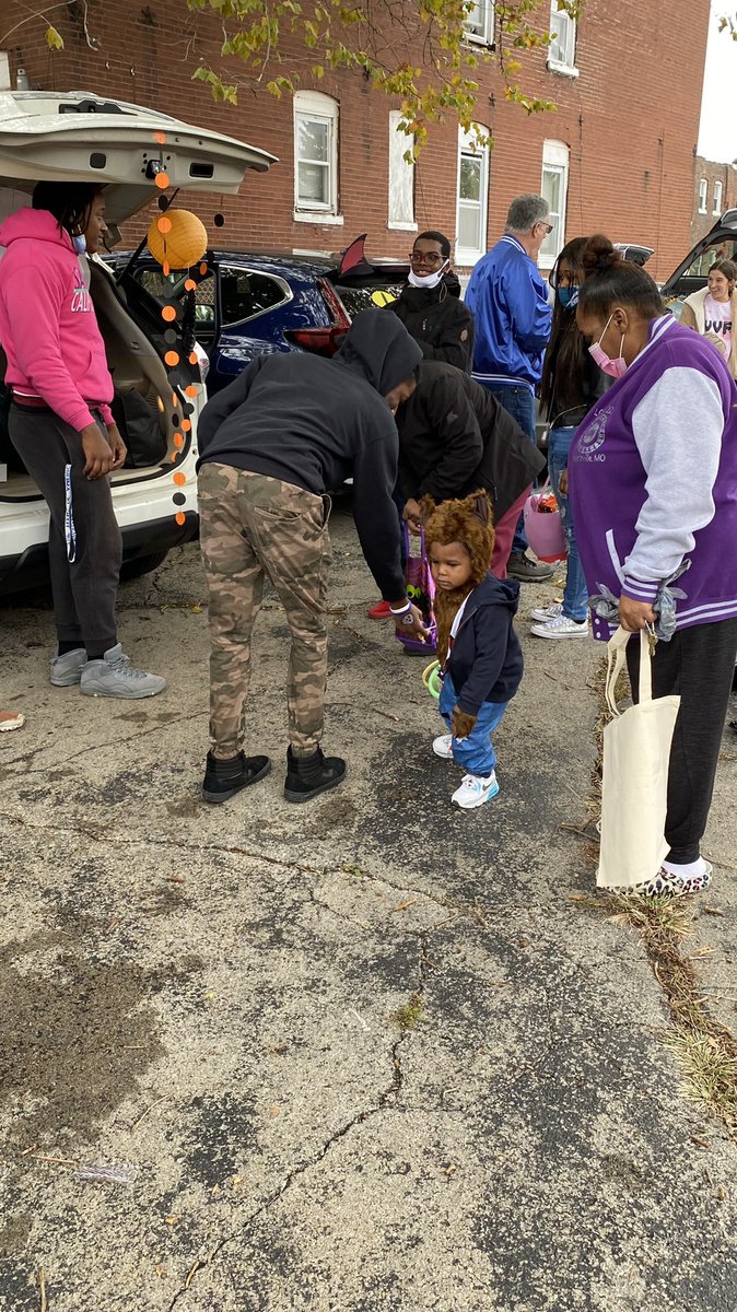 DeSmetJesuitHS's tweet photo. Big #Thanks to our @DSJMinistry &amp; #BSU #Spartans for helping out w/ the #TrunkorTreat at St Matt’s in the #Ville today &amp; all our #Spartans who donated candy for today #Men4Others #AMDG #HappyHalloween https://t.co/Acm5OreZjL