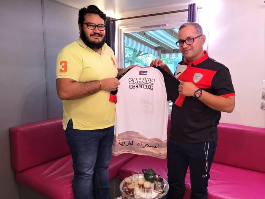 YefriBenzerga's tweet photo. "plus que du sport, une cause", tel est le slogan de la Fédération Sportive Sahraoui 🇪🇭, dont j'ai eu le plaisir de recevoir son président Ahmed Baba Bohubeini aujourd'hui, qui m'a fait l'honneur de m'offrir le maillot officiel de l'équipe du Sahara Occidentale 🇪🇭. https://t.co/Yo3I9MGZtA