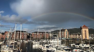 alap1's tweet photo. Nice spot for lunch at Swansea Marina today: #Derektheweather https://t.co/eS8OeputBb