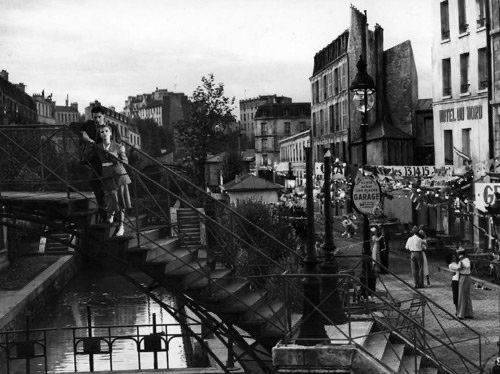 larwoolf's tweet photo. @tbarnaud From Sketch to the Screen: "Hôtel du Nord" (1938)

#AlexandreTrauner (1906-93)
For Hôtel, Trauner designed and build the Canal Saint-Martin and the surrounding buildings 

Jean Gabin, #MarcelCarne,Jacques Prévert et Alexandre Trauner, dans un jardin, Saint-Paul-de-Vence 1943 https://t.co/N0dnazLdmW