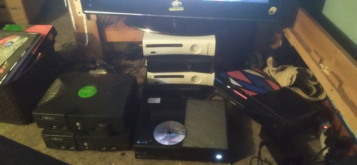 LeonSchell9's tweet photo. @Xbox Had to get the whole gang lol https://t.co/Iq5tM5EwnE