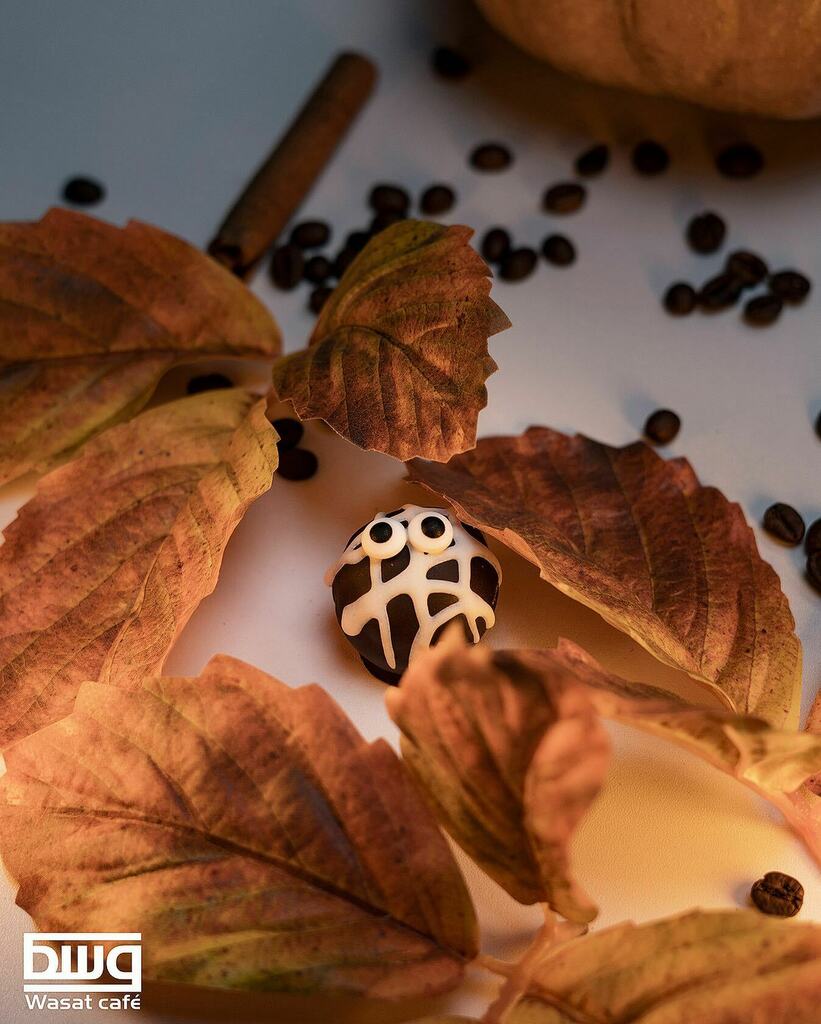 WasatCafe's tweet photo. Limited cheesecake pumpkin balls 🌚
احنه مخاتلين 🎃🍂
متحضرين 😆 وسوينا شي كلش رح تحبوا، كرات الچيز كيك بالبمبكن ضمن تشكيلة صندوق سعادة الخريف واول الشتاء، متوفر لفترة محدودة.

#خيرها_بأوسطها #وسط_كافيه #العراق #بغداد #كوكيز #حلويات #اكسبلور #limitededit… https://t.co/uHQEuAxY3R https://t.co/cYK9bntUJD