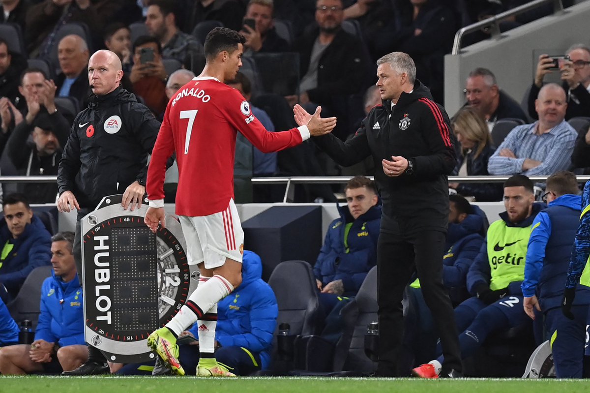 FabrizioRomano's tweet photo. It’s been a super difficult week for Solskjær and he did great job today. Also: players have been so serious and respectful, fighting for him. 🔴 #MUFC

He’s been backed by main part of the board &amp; Ferguson. Man United win means he’ll continue also with Atalanta and Man City. https://t.co/GXlrl8v6Mj