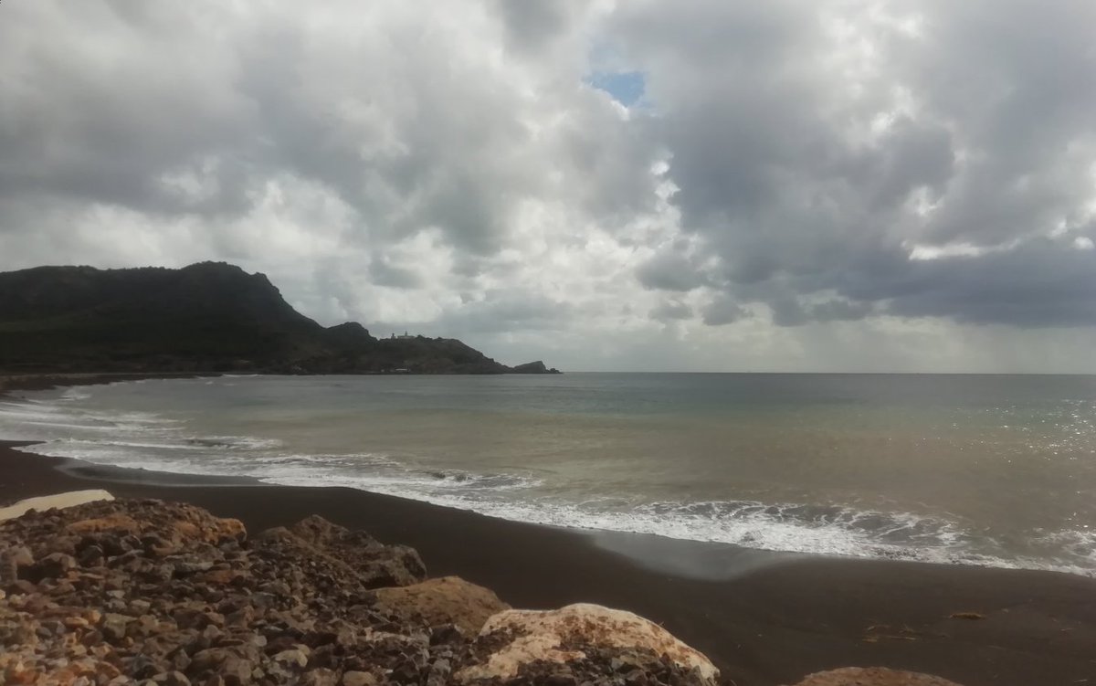 Viejas minas dan
a la bahía de Portman
su negra arena.
#haiku #portman