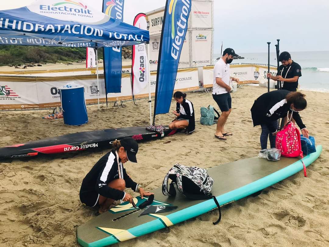 ivdgob's tweet photo. ‼ CUMPLEN COMO EQUIPO ‼

✔ 🏄 En el último día de participación de Veracruz en el #Surf 🏄‍♂️ en los Nacionales #CONADE2021, tanto el presidente de la Asociación de Surfing de Veracruz, Ángel Maldonado, como la entrenadora Paula Gutiérrez, ponen a punto las tablas de las atletas. https://t.co/mxbYhSSbIX