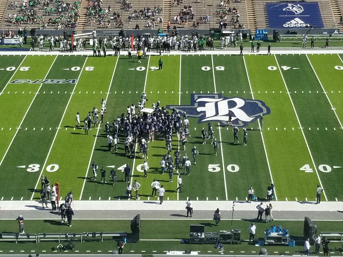 AtTheRoost's tweet photo. If you want to know how much Wiley Green means to @RiceFootball, look at this.

The entire team leaves the sideline to meet him at the cart. Owls lose a QB to injury midgame, yet again. https://t.co/WCSwK4Dnuj