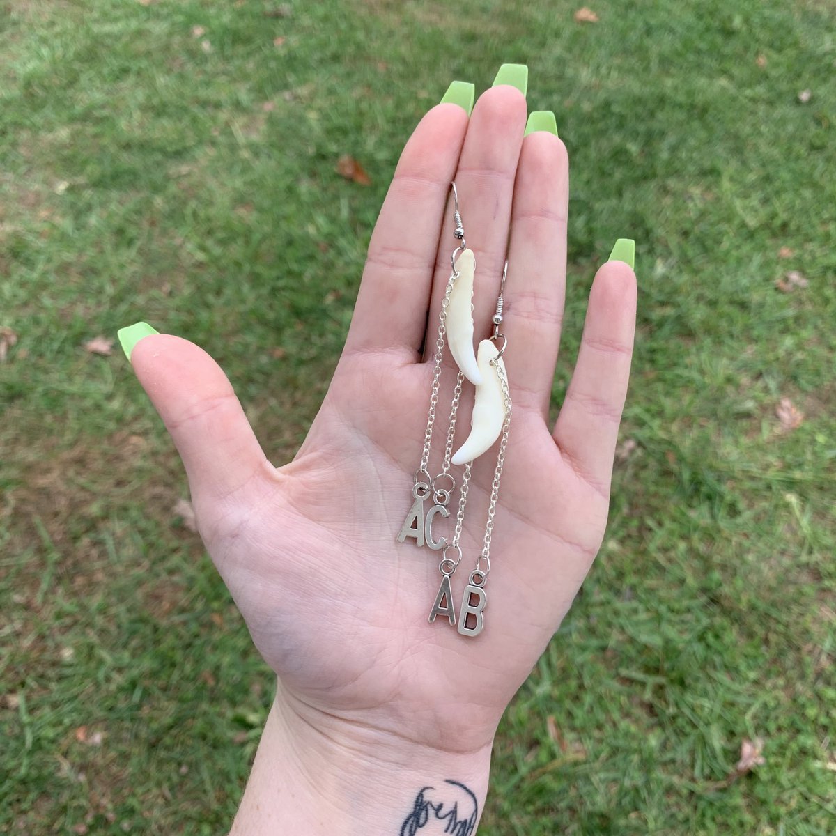driedoranges's tweet photo. hello my lovelies! i’ve been inactive for a long time but i’m back for the winter! here are a few pieces i have available right now! https://t.co/pM9iPoPtsL