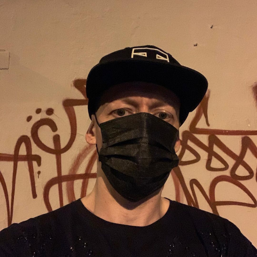 quality_cat_dj's tweet photo. Moscow is on another lockdown 🔒
Make them count.. 😏
We will get through this. Wishing everyone a happy Halloween weekend 🎃👻 
 
#QualityCat #Autumn #Mask #Selfie #Moscow #Lockdown #DJ #HouseMusic #Halloween #Weekend https://t.co/SmAqeoXYkp
