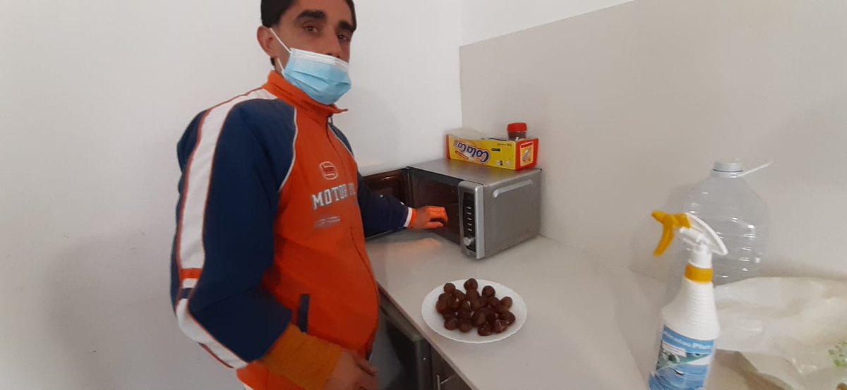 AHabilitas's tweet photo. Hoxe, dentro das actividades do programa Habilitas Fogar, do Concello de Cuntis, descubrimos as posibilidades do microondas para facer unhas ricas castañas e elaboramos cabazas de #Samain 
#CuntisMola https://t.co/cbeDbIyFSL