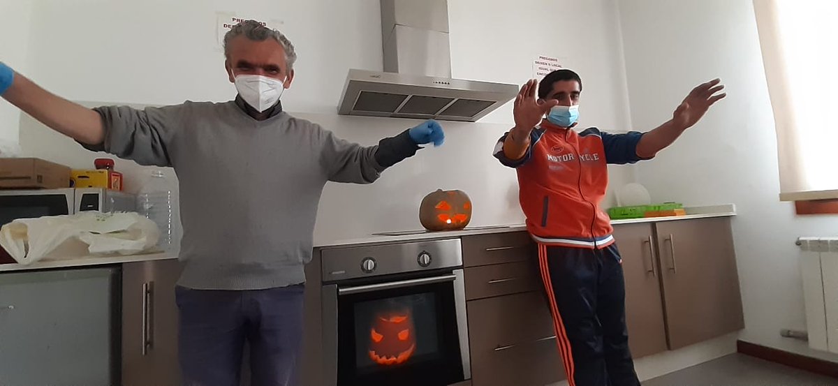 AHabilitas's tweet photo. Hoxe, dentro das actividades do programa Habilitas Fogar, do Concello de Cuntis, descubrimos as posibilidades do microondas para facer unhas ricas castañas e elaboramos cabazas de #Samain 
#CuntisMola https://t.co/cbeDbIyFSL