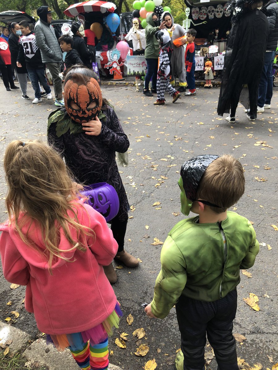 rivergrove85_5's tweet photo. There’s still time to stop by @RiverGroveIL Trunk or Treat!! Your friends from RGS are waiting for you! Happy Halloween to all of our #rgroyals!! 🎃 https://t.co/dQrSDScCi7