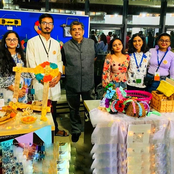 chhobii's tweet photo. We had a great time at our college @NIFTpatna_ and are thankful for the opportunity to showcase our startup and set up a stall at craft bazaar.
Sharing a small moment with our director, sir.

Also, Please visit our Instagram store.
https://t.co/Jj7k48wh3K https://t.co/guMJA6B6MW