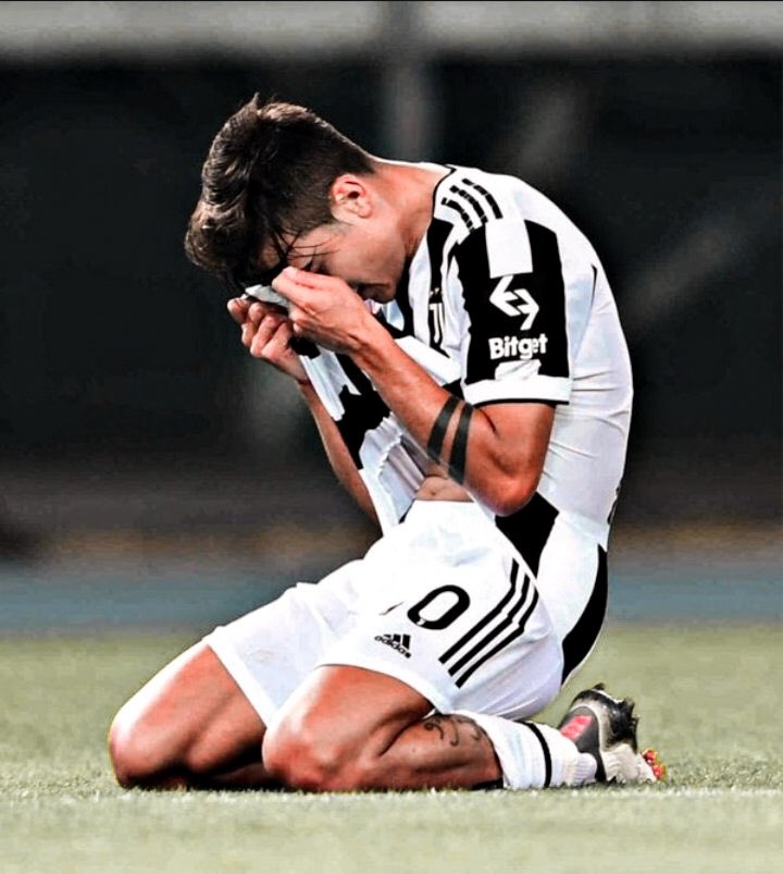 satirassy's tweet photo. Essere Capitano. 
Unico degno di vestire quella maglia.
Grazie ogni singolo giorno @PauDybala_JR https://t.co/2nMkSm8GVL