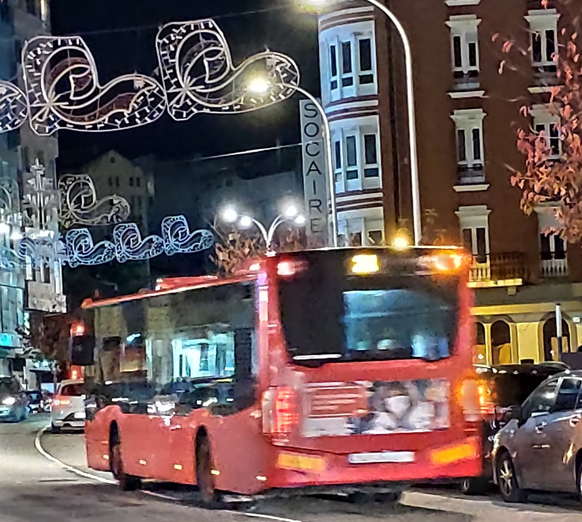 BlogBusurbano's tweet image. 20:34:35 h
Se cumple al segundo lo que nos comentaban como habitual (y lo citábamos en un reciente post):

La #Lín21 en el semáforo para girar a Av. de Oza y por delante, en fila india, le desfilan las #Lín2, #Lín22 y #Lín17.

#Transbordo perdido!

La #Lín14 aparece 30 sg después