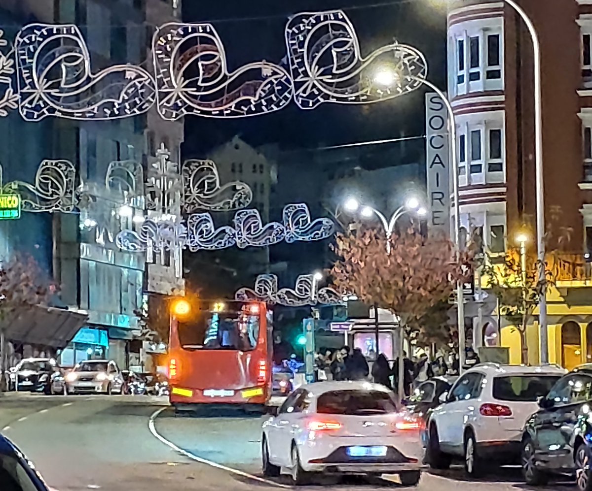 BlogBusurbano's tweet image. 20:34:35 h
Se cumple al segundo lo que nos comentaban como habitual (y lo citábamos en un reciente post):

La #Lín21 en el semáforo para girar a Av. de Oza y por delante, en fila india, le desfilan las #Lín2, #Lín22 y #Lín17.

#Transbordo perdido!

La #Lín14 aparece 30 sg después