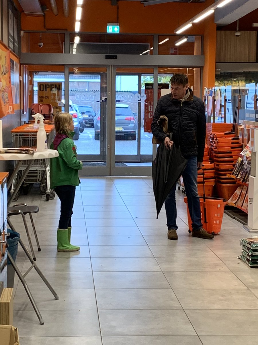 MarlienPoll's tweet photo. Ruim 12 kratten gevuld met #houdbaregoederen is de opbrengst van de actie vanuit de @Oosterkerk038 bij @mijnCoop vandaag. Top! Morgen nog in de @Oosterkerk038 inzamelen. Dank voor alle donaties! https://t.co/tqJwB4hbjE