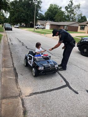 normanokpd's tweet photo. Nothing like a little car-to-car conversation to start the weekend!
We enjoy interacting with our citizens of all ages! #npdcommunity https://t.co/QyA9jKxSzv