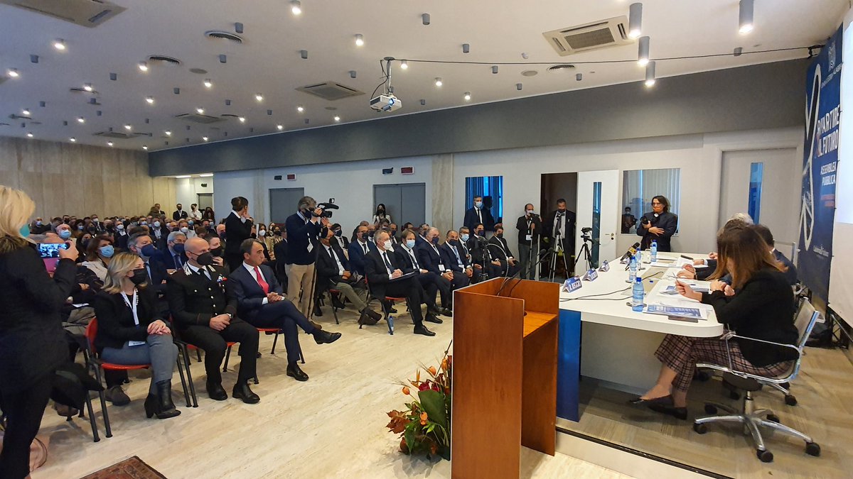 UnindustriaCal1's tweet photo. Al via i lavori dell'assemblea di Unindustria Calabria.
Istituzioni, imprese, sindacati, società civile, tutti insieme per ripartire. Direzione FUTURO. https://t.co/ZAShh8dcQM