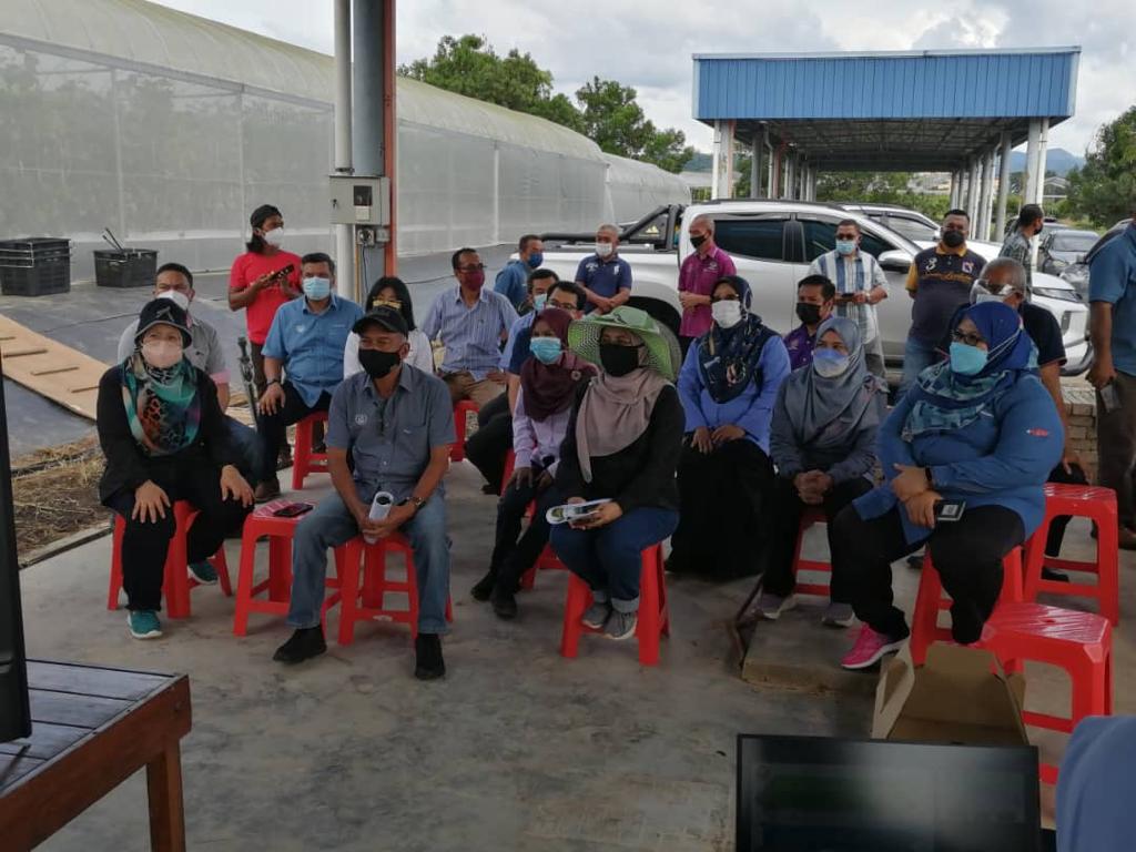 DOAkubangpasu's tweet photo. 29 Oktober 2021, Lawatan pemantauan projek Tanaman Rock Melon Kaedah Verticle Farming oleh Ybrs. Puan Habshah Binti Ali , Setiausaha Bahagian Kanan (Pengurusan)#myDOA#TeamDOA#TeamMafi#MAFIMalaysia#MAFIPrihatin#DOAKedah#DOAKubangPasu#InovasiDOA#pertanian#foodsecurity#Agrofood https://t.co/oMPzH1D2BZ
