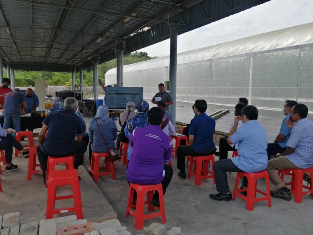 DOAkubangpasu's tweet photo. 29 Oktober 2021, Lawatan pemantauan projek Tanaman Rock Melon Kaedah Verticle Farming oleh Ybrs. Puan Habshah Binti Ali , Setiausaha Bahagian Kanan (Pengurusan)#myDOA#TeamDOA#TeamMafi#MAFIMalaysia#MAFIPrihatin#DOAKedah#DOAKubangPasu#InovasiDOA#pertanian#foodsecurity#Agrofood https://t.co/oMPzH1D2BZ
