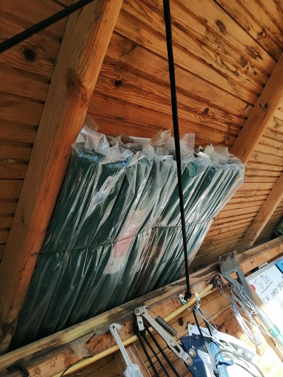 avidgardener72's tweet photo. Bit of a reorganise #talesfrommypottingshed a makeshift extra temporary shelf #backofabench and even into the #roofspace #usefulspace @ngsgardenhook @Dougthegardener #Eastyorkshire and yes the sun finally came out βοΈ https://t.co/vLV62L6dtn