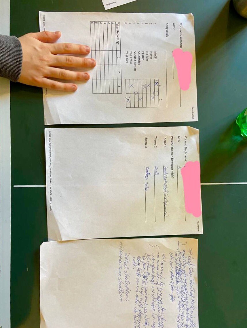 LadenDer's tweet photo. Es entstehen wieder super Arbeiten im TRANSFORMER Workshop dieses Wochenende! 
Die Kinder entwickeln eigene Texte zu ihren Themen und basteln dazu ihre eigenen Beats.
Seid gespannt auf neue Songs 🎤
@RomanoSumnal @DSFLeipzig #kulturmachtstark #rapworkshop #songproduktion https://t.co/HBBttNz7hE
