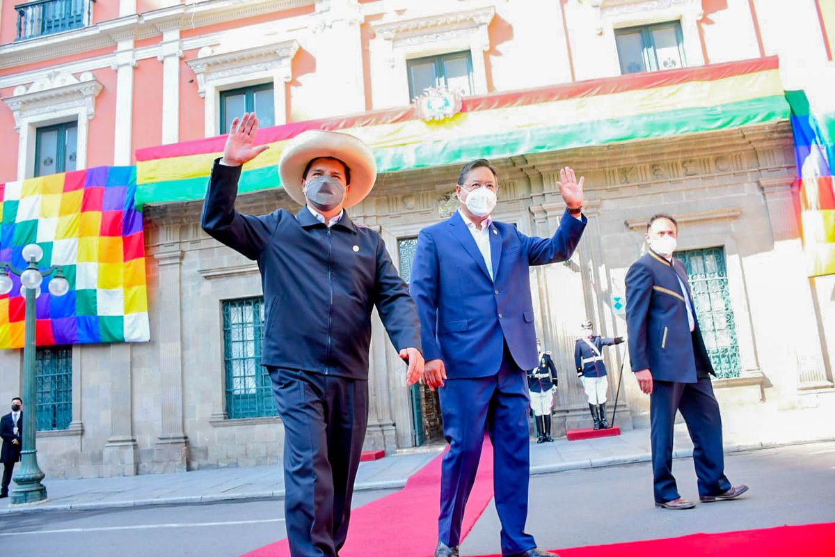 LuchoXBolivia's tweet photo. Recibimos con emoción al Pdte. del #Perú, hermano del alma, @PedroCastilloTe, y su Gabinete, en #Bolivia. La fraternidad entre nuestros pueblos tiene profundas raíces históricas y trabajando unidos construiremos un futuro mejor para nuestras hijas e hijos. ¡Viva la #PatriaGrande! https://t.co/i0056smIcY