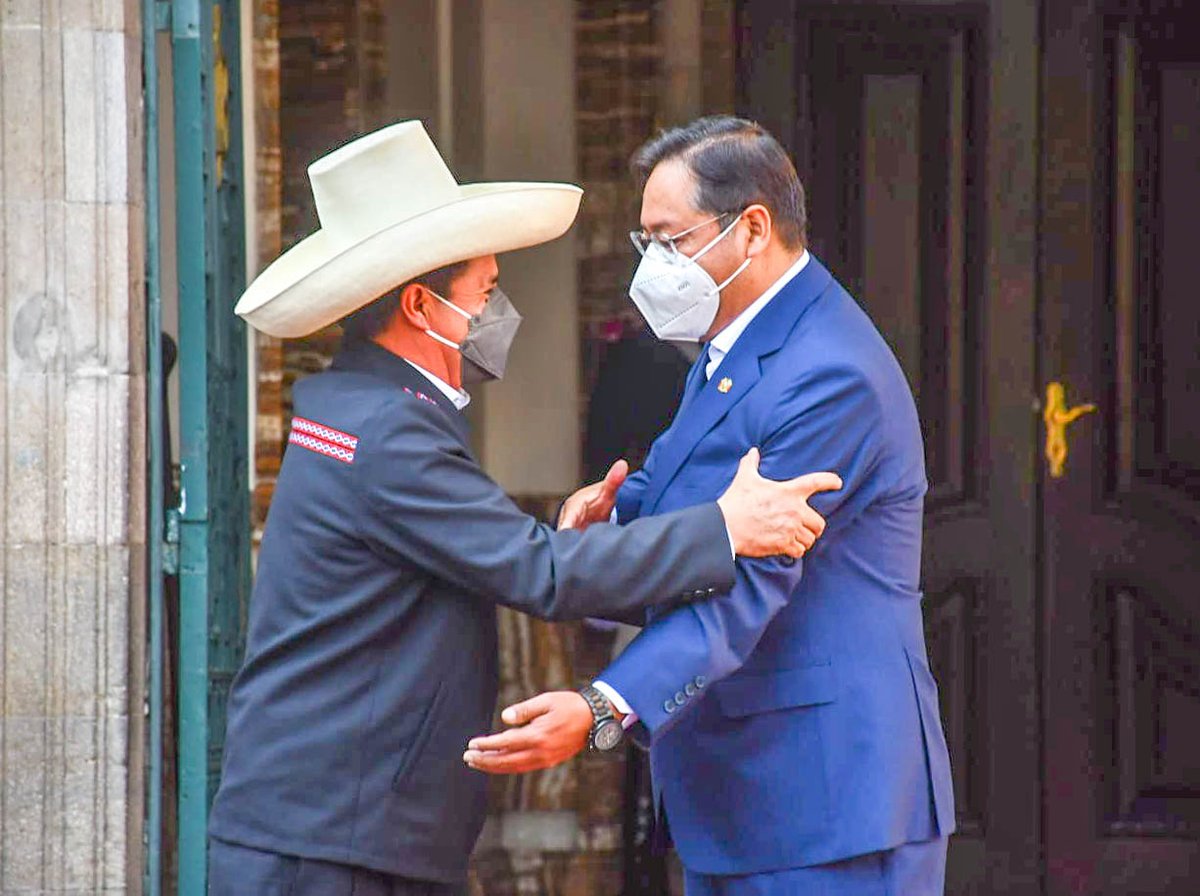 LuchoXBolivia's tweet photo. Recibimos con emoción al Pdte. del #Perú, hermano del alma, @PedroCastilloTe, y su Gabinete, en #Bolivia. La fraternidad entre nuestros pueblos tiene profundas raíces históricas y trabajando unidos construiremos un futuro mejor para nuestras hijas e hijos. ¡Viva la #PatriaGrande! https://t.co/i0056smIcY