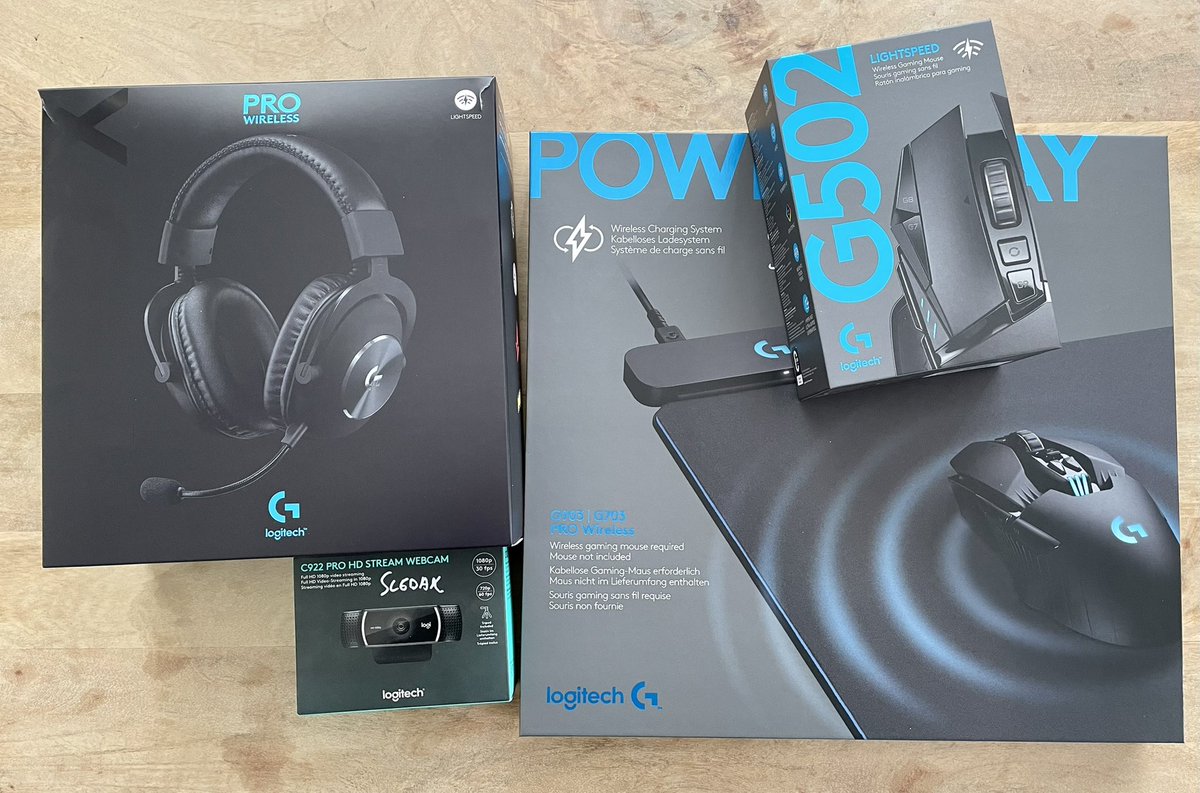 Sledax's tweet photo. Bien arrivé chez @SolaryTV accueil incroyable ! Merci @CaelanEuw pour le taf et merci pour @LogitechGFrance pour le matos 💙💛
#SLYWIN https://t.co/ZBNDdEXGta