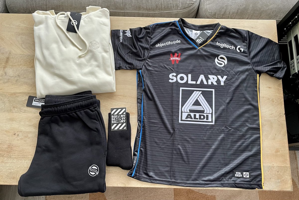 Sledax's tweet photo. Bien arrivé chez @SolaryTV accueil incroyable ! Merci @CaelanEuw pour le taf et merci pour @LogitechGFrance pour le matos 💙💛
#SLYWIN https://t.co/ZBNDdEXGta