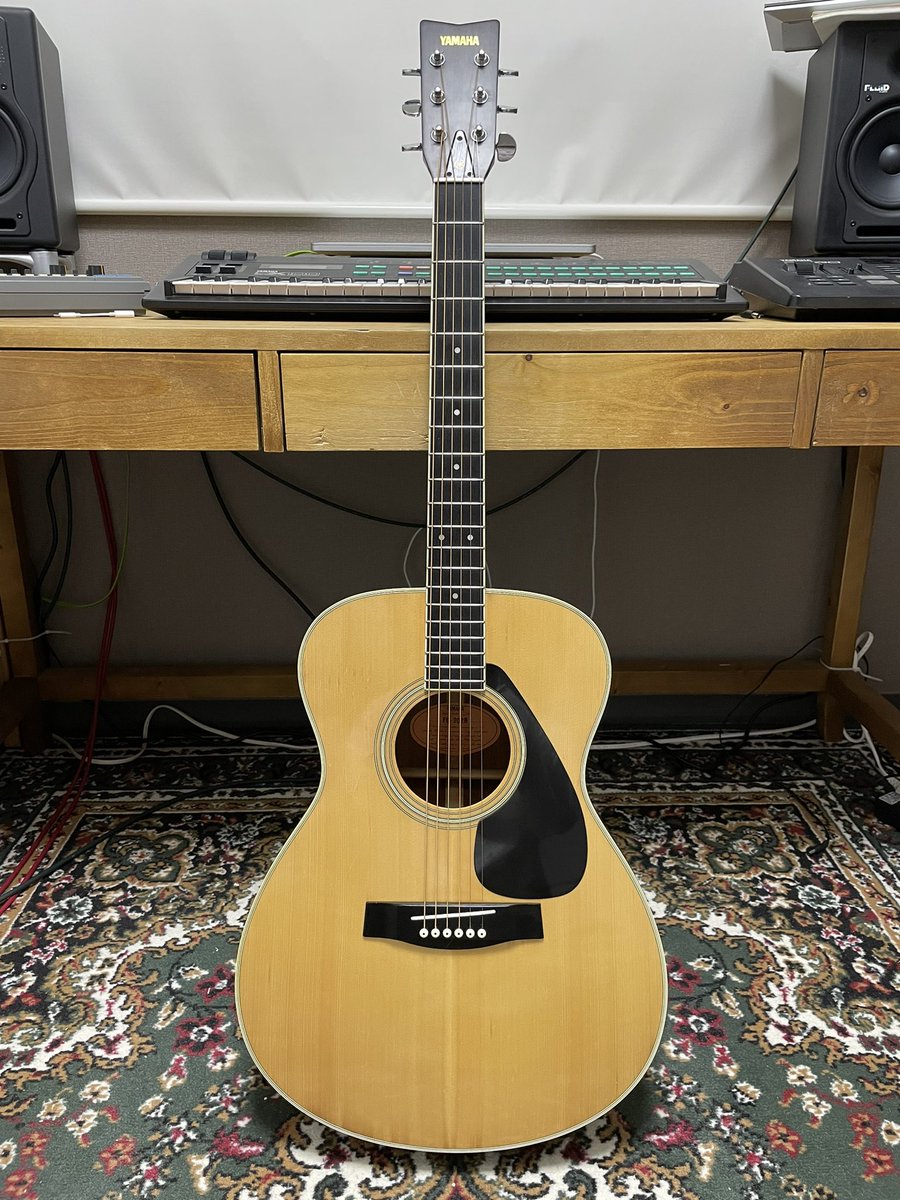 tette_95's tweet photo. my new gear.
どの機材も、これぐ���いの年代の音がどうも好みらしい。

#YAMAHA #FG202B https://t.co/CJz9ttKDOS