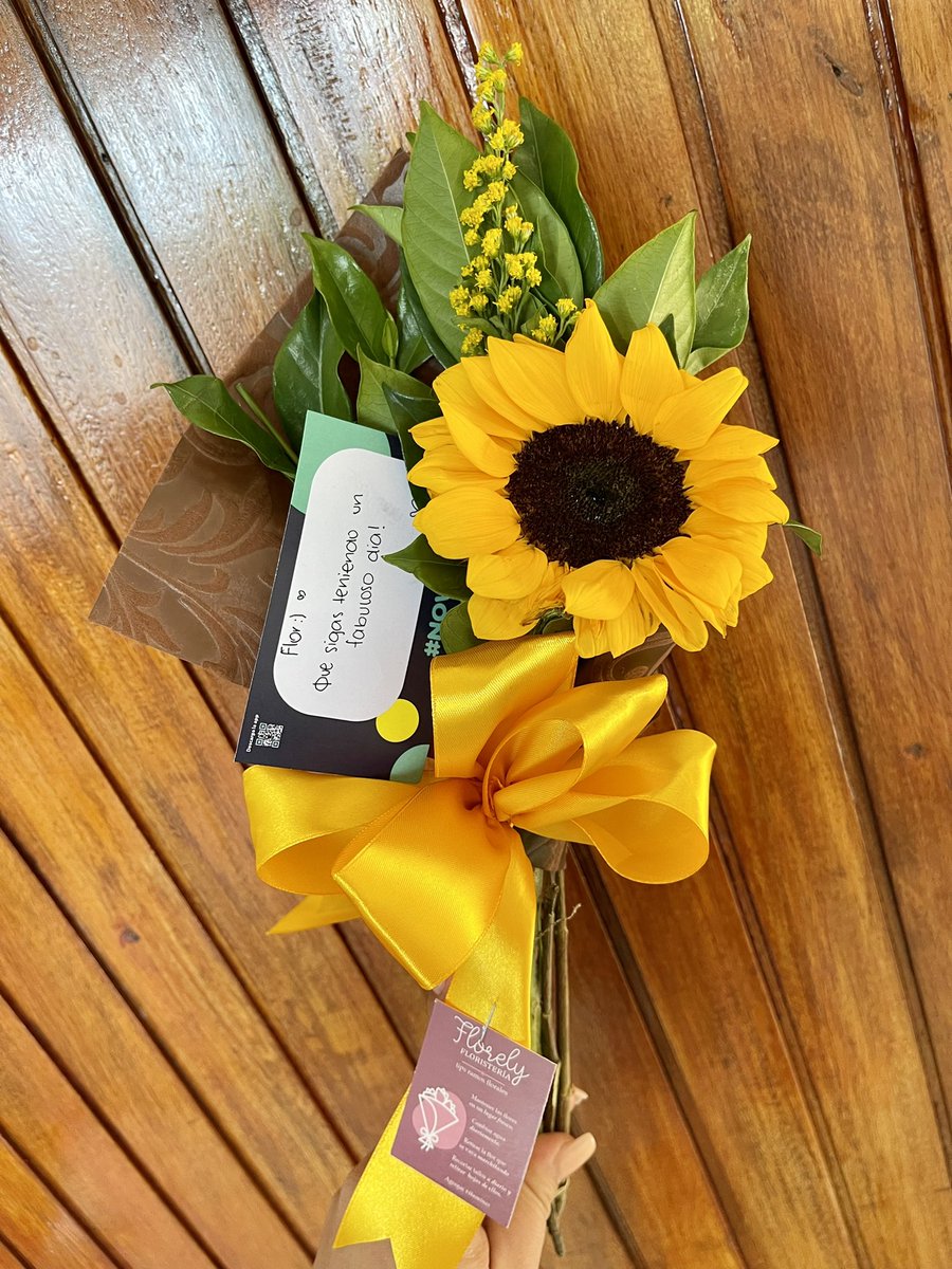 florgranadosg's tweet photo. Vengo a mi casa y me encuentro con esto ¿así como no voy a tener un día fabuloso? Los amo @NOWappsv 🌻💛 https://t.co/KuOeh61nEv