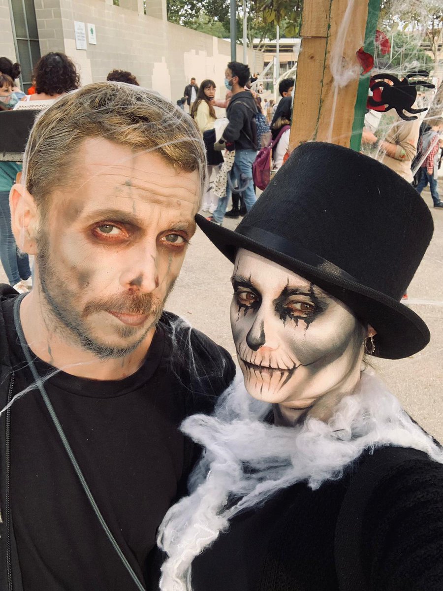 Castanyada a l'escola! 
Hem tingut de tot: música, fotocall, castanyers i castanyeres, un parell de personatges una mica tètrics i sobretot CASTANYES i VOSALTRES. 
Gràcies per tot famílies!