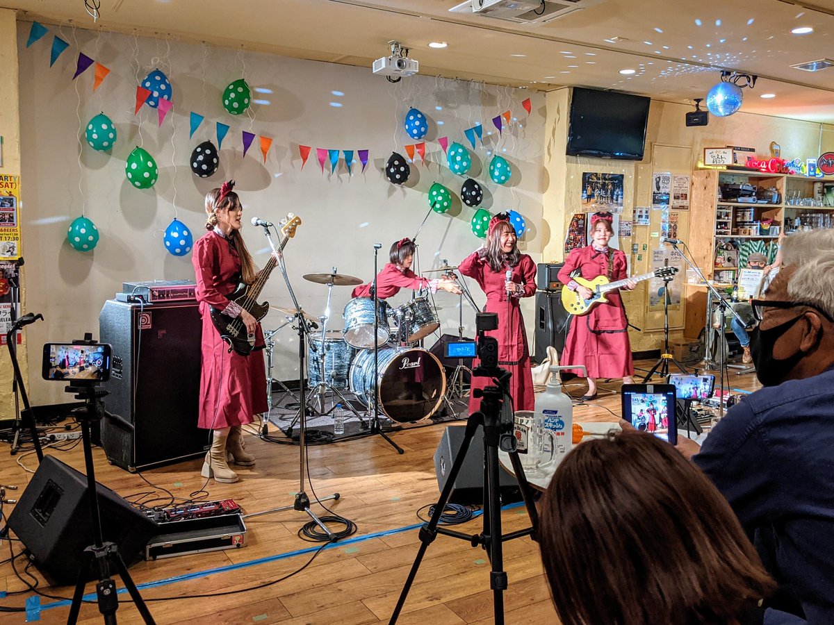 ChichiSo2013's tweet photo. 今夜の #FootRockBEERS ライヴ
『 #Lemonsourparty 』①
#フリーハンド さん
#TheShellys さん https://t.co/UBkUa23j9B