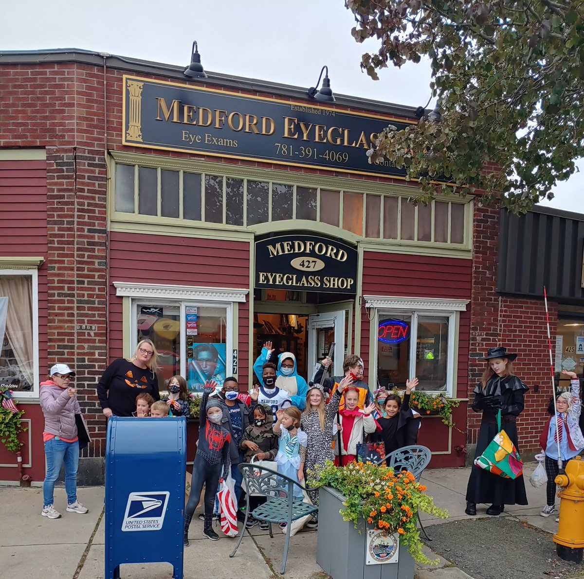 the_eyeglassguy's tweet photo. Yesterday was a great day! It was nice to see kids having so much fun. There were a lot of creative costumes this year. The titanic costume won our favorite costume contest! If anyone knows who this family is, please have them reach out to us. We have something special for them! https://t.co/GRIwRGsX9T