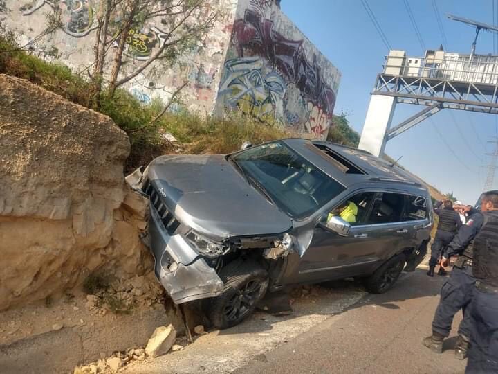alvarohb's tweet photo. @c4jimenez @GobIzcalli A ver, otro punto importante es que si choco y la camioneta está apunto de voltearse, porque el vaso aún tiene “líquido “ ? https://t.co/gXBPjHb1Q2