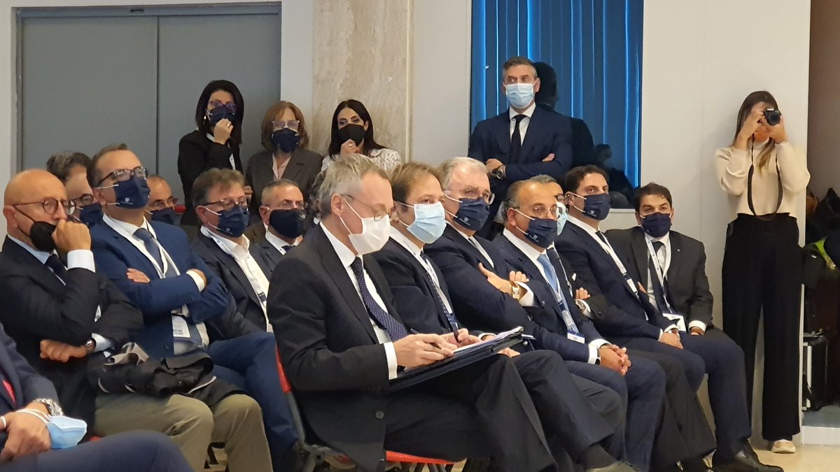 UnindustriaCal1's tweet photo. Natale Mazzuca: lavorare per abbattere i divari e per creare opportunità per i giovani. La #Calabria deve saper sfruttare la collocazione che ha nel #Mediterraneo per diventare polo d'eccellenza per gli investimenti, partendo dalla creazione di una piattaforma per la logistica https://t.co/8DHrGhJRzY
