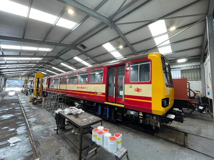 RailbusMemories's tweet photo. The repaint of Railbus 144011 by the Keighley and Worth Valley Railway Diesel Rail Group is complete. 👍

© KWVRDRG https://t.co/HDQ9LXAeTY