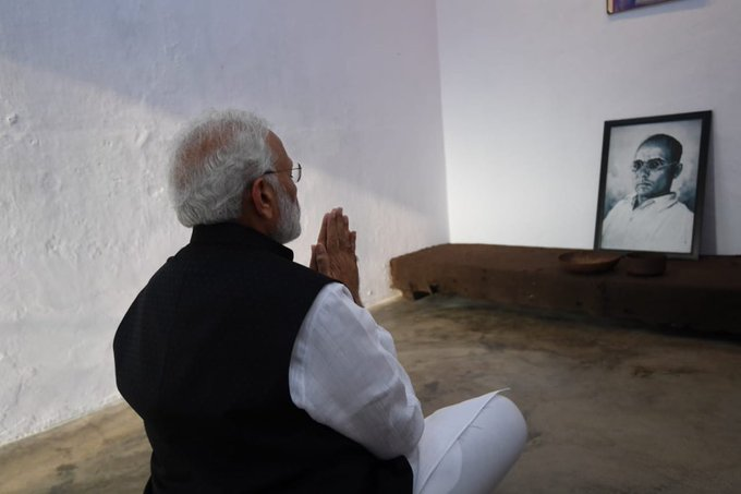 t_d_h_nair's tweet image. The first photograph was tweeted by PM Modi on 30 December 2018. The second photo by ANI was clicked on 15 Oct 2021.
Both claimed this was the cell where VD Savarkar was lodged.
Who unplastered the wall between 2018 and 2021? And why?