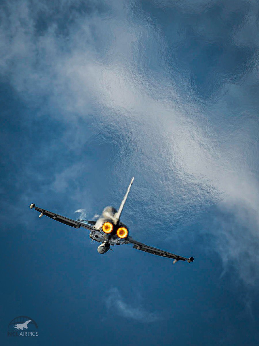 NCLairpics's tweet photo. 🔥💨 A smouldering @RAFConingsby @RAFTyphoonTeam with @TyphoonDisplay James Sainty at the controls in ANARCHY1 ripping it up with burners and jelly! @RoyalAirForce @BAESystemsAir #Aviation #Typhoon #RAF https://t.co/Xpt36dkVrJ