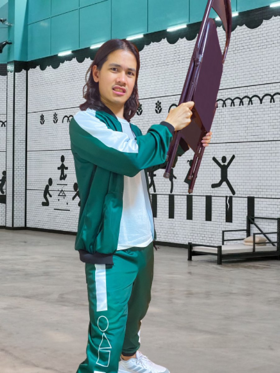 IronThroneKing_'s tweet photo. Ladies & gents, presenting the world's national Halloween costume for 2021 🤣 #SquidGame #Halloween2021 #Gganbu #Netflix #squidgamenetflix #Ali #SaeByok #GiHun #SANGWOO #IlNam #DeokSu #HanMinYeo https://t.co/vTsc5z1qjQ